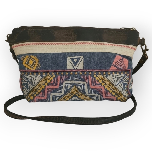 BillaBong Cotton Canvas Southwestern Aztec Design Leather Trim Crossbody Bag - Picture 3 of 7